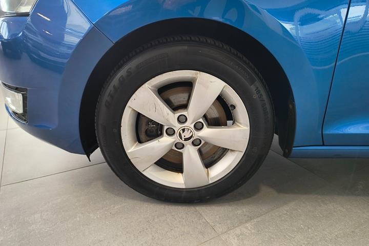 Blå Skoda Rapid fra 2014