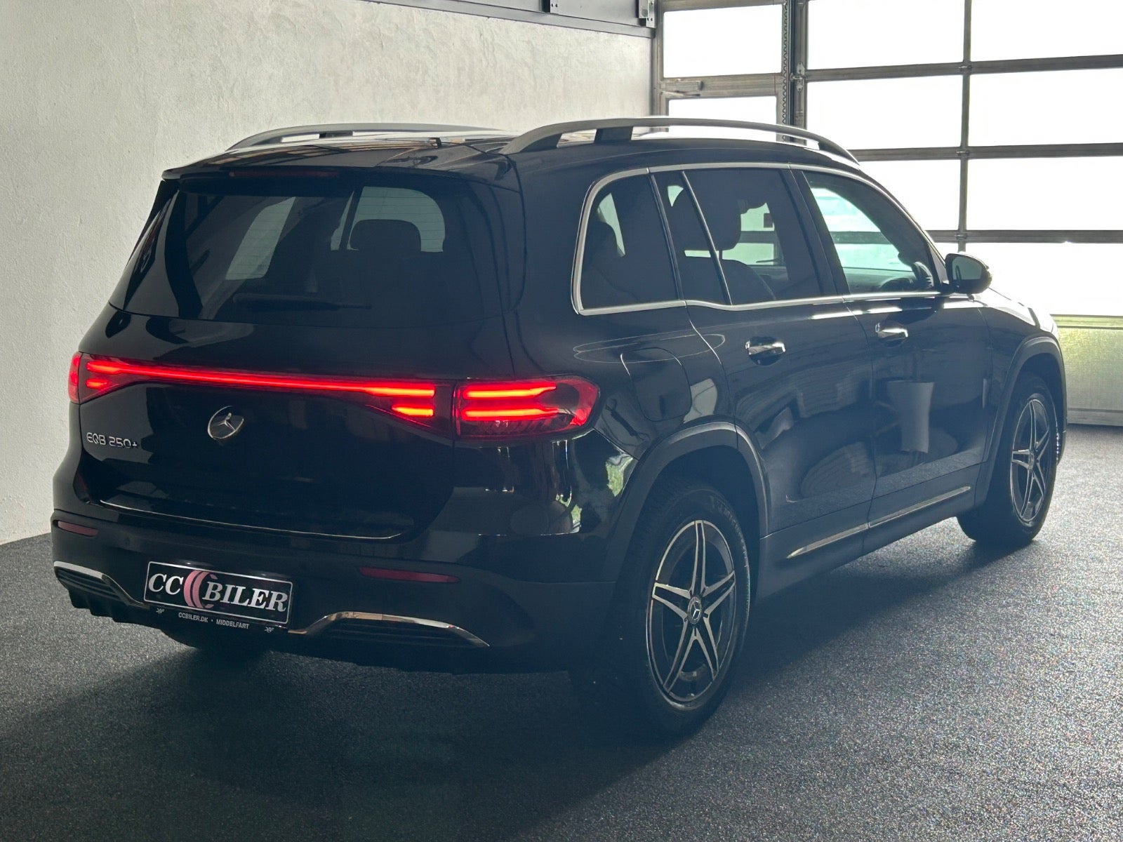 Sort Mercedes EQB250+ fra 2025