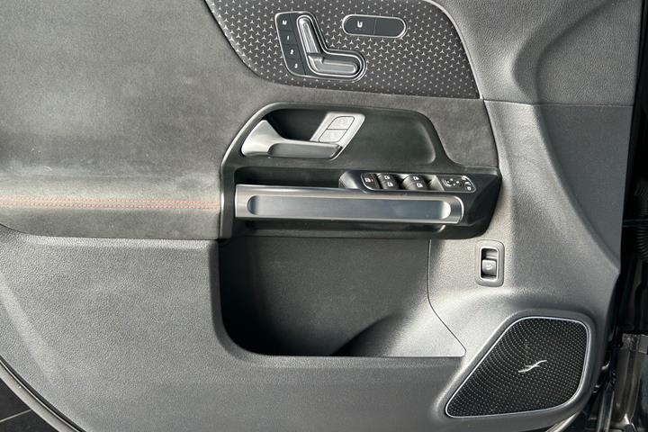Sort Mercedes EQB250+ fra 2025