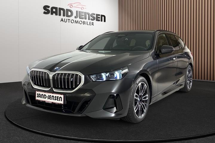 Grå BMW i5 fra 2026 set udefra
