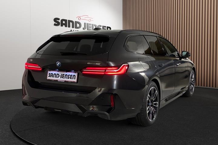 Grå BMW i5 fra 2026