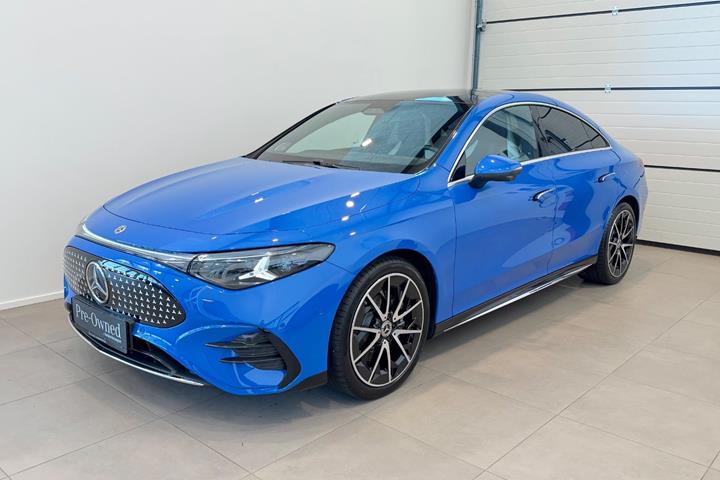 Blå Mercedes CLA250+ fra 2025 set udefra