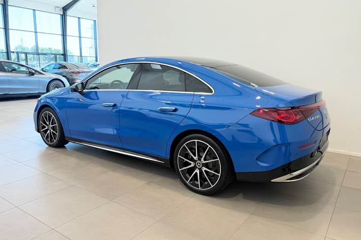 Blå Mercedes CLA250+ fra 2025