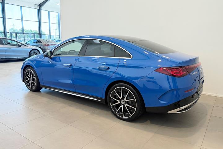 Blå Mercedes CLA250+ fra 2025