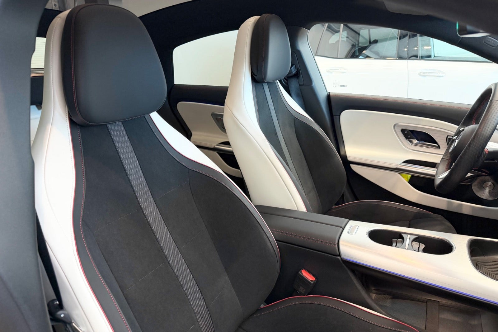 Blå Mercedes CLA250+ fra 2025