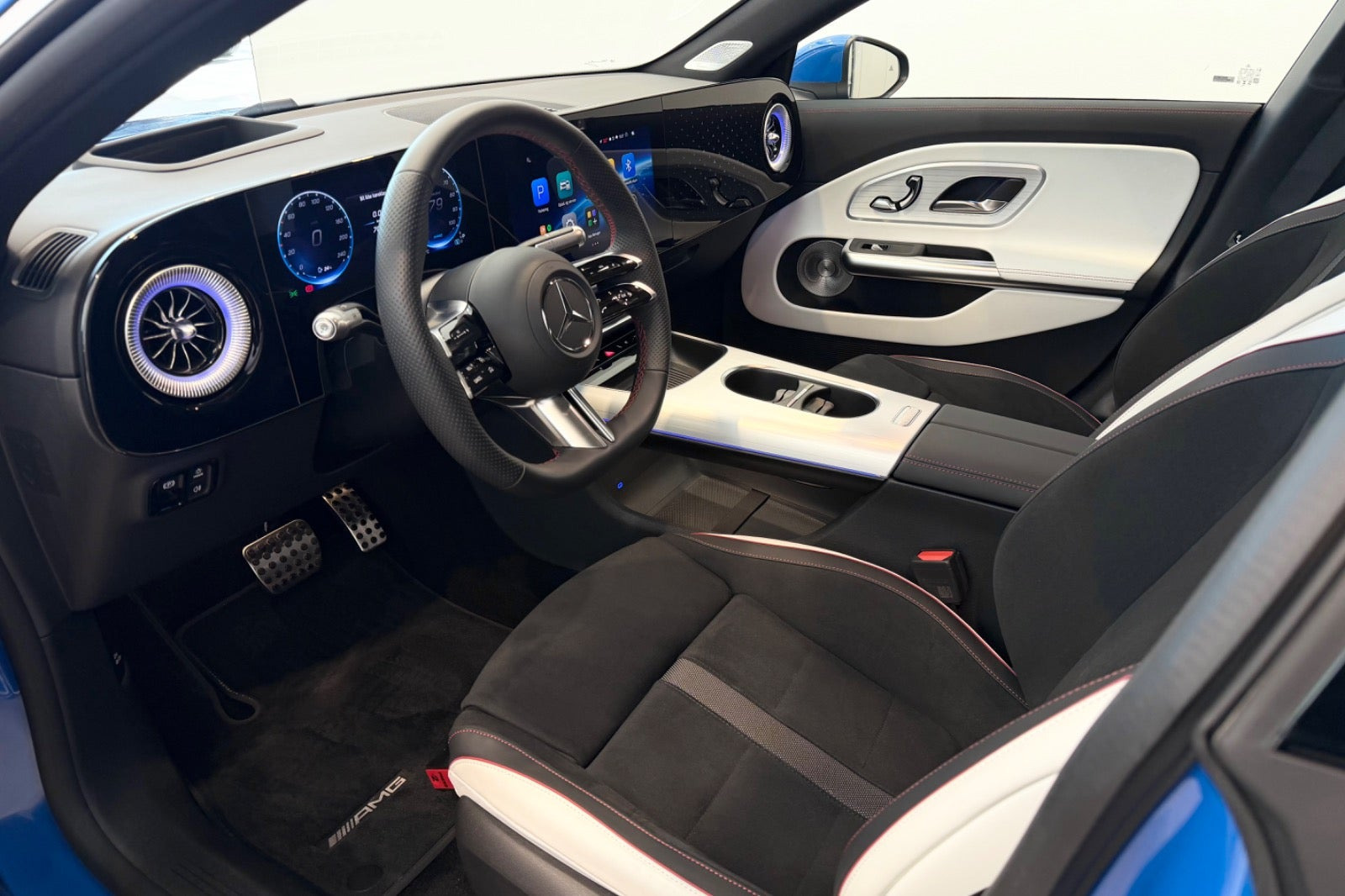Blå Mercedes CLA250+ fra 2025