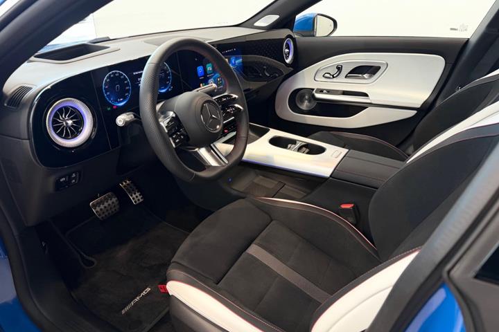 Blå Mercedes CLA250+ fra 2025