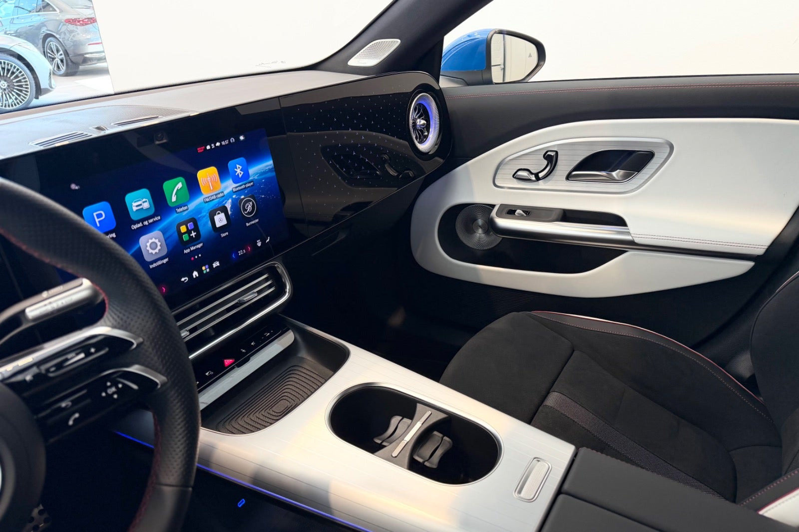 Blå Mercedes CLA250+ fra 2025