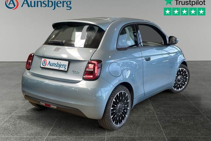 Blå Fiat 500e fra 2022