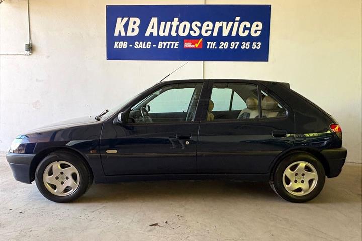 Blå Peugeot 306 fra 1998 set udefra