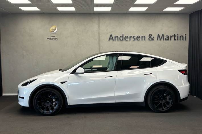 Hvid Tesla Model Y fra 2021