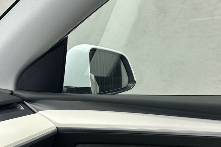 Hvid Tesla Model Y fra 2021