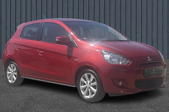 Rød Mitsubishi Space Star fra 2015 set udefra