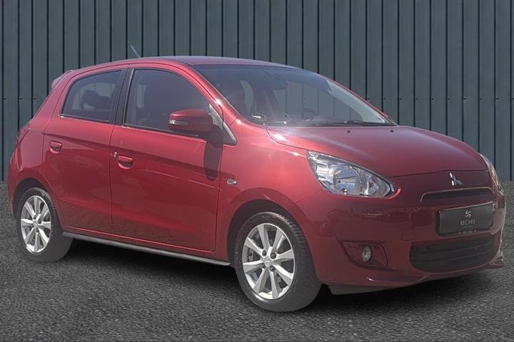 Rød Mitsubishi Space Star fra 2015 set udefra