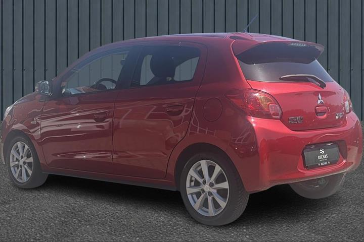 Rød Mitsubishi Space Star fra 2015