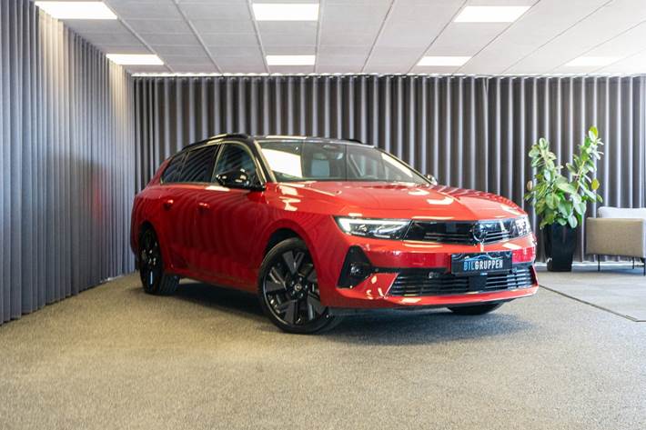 Rød Opel Astra-e fra 2024