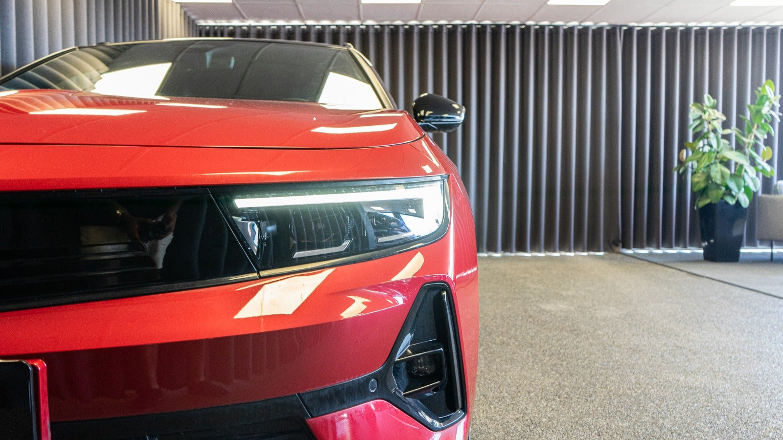 Rød Opel Astra-e fra 2024