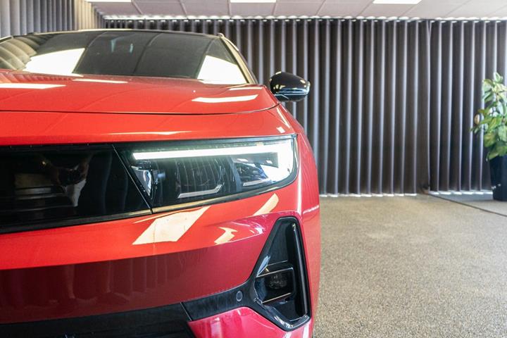 Rød Opel Astra-e fra 2024