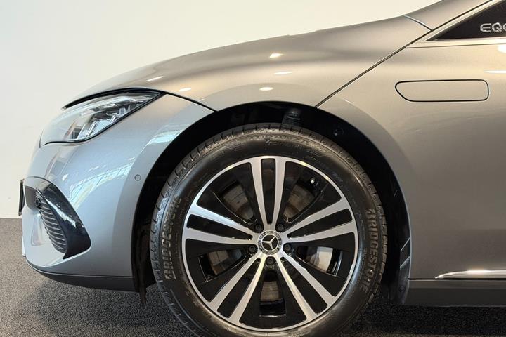 Grå Mercedes EQE300 fra 2024