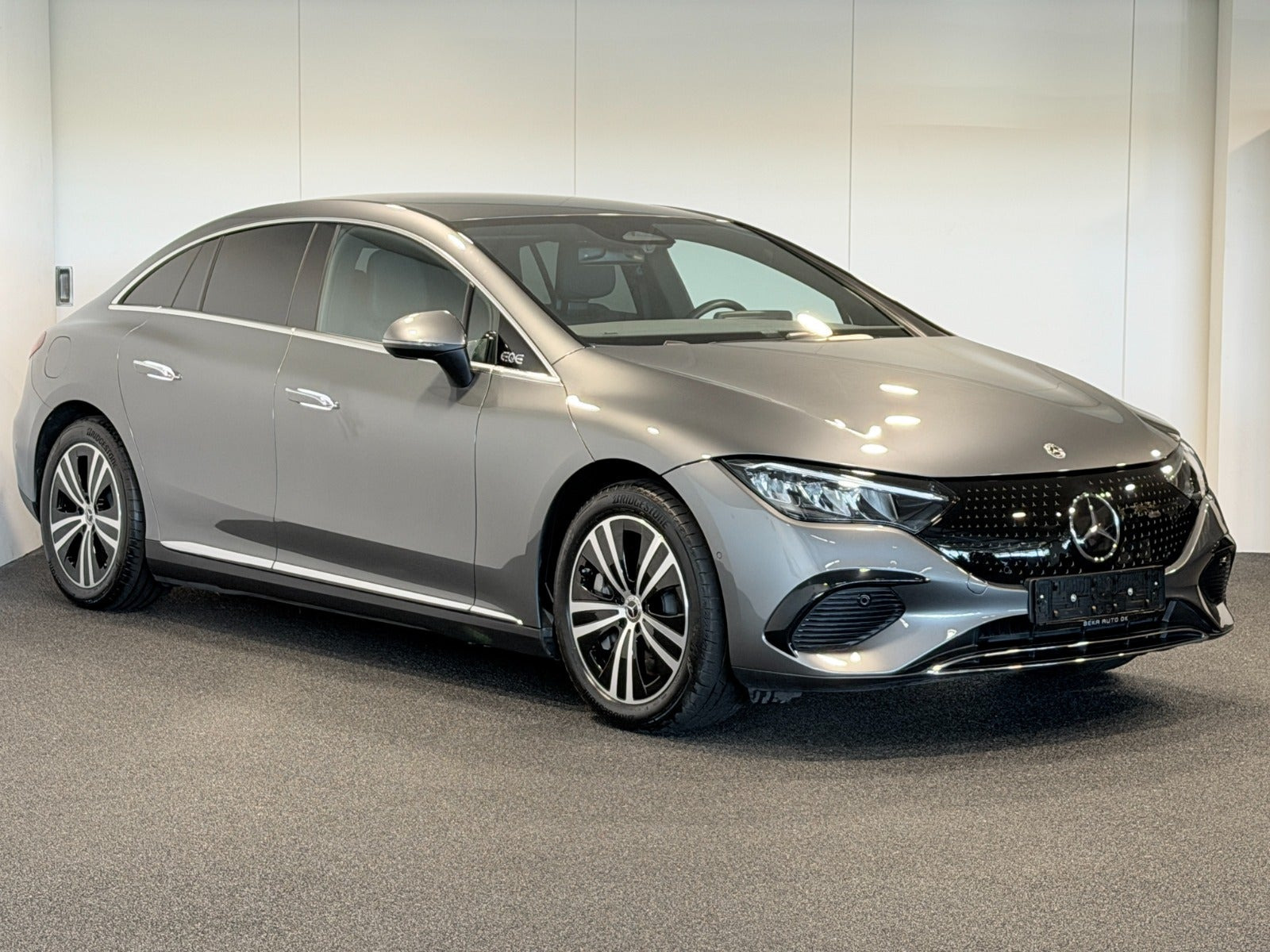Grå Mercedes EQE300 fra 2024