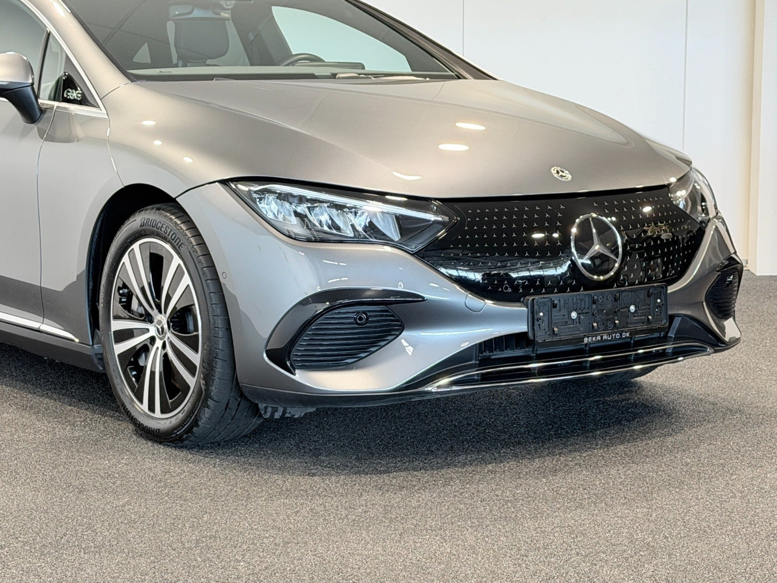 Grå Mercedes EQE300 fra 2024