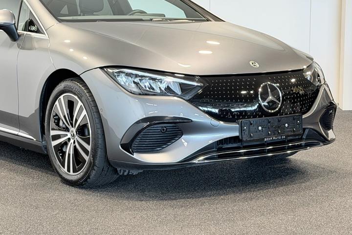 Grå Mercedes EQE300 fra 2024