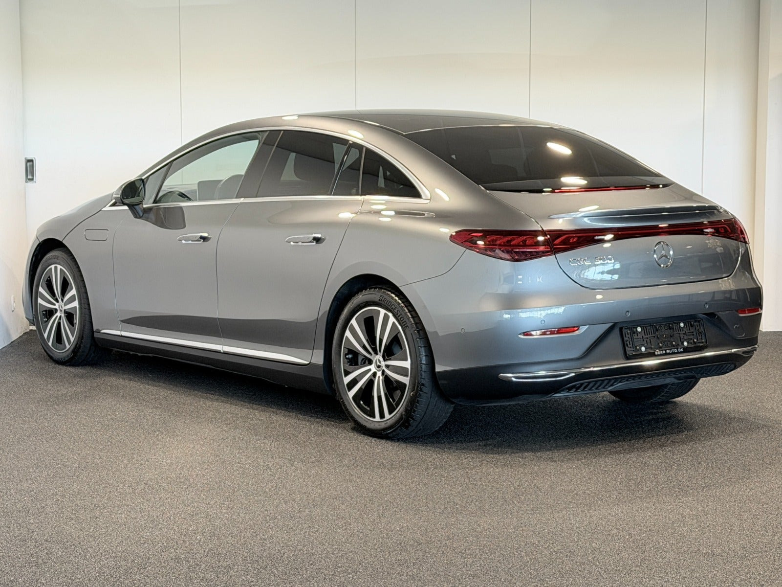 Grå Mercedes EQE300 fra 2024