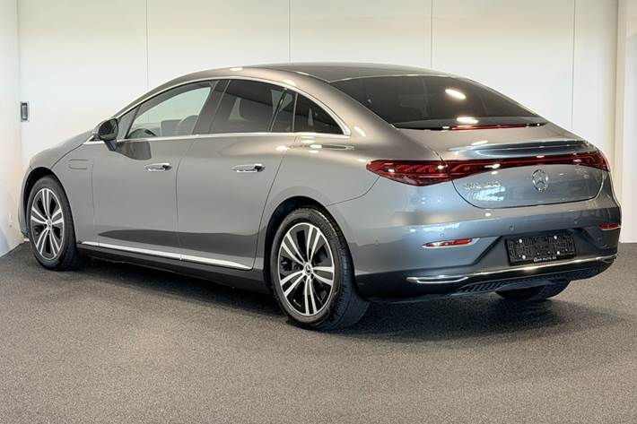 Grå Mercedes EQE300 fra 2024