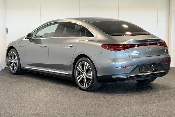 Grå Mercedes EQE300 fra 2024