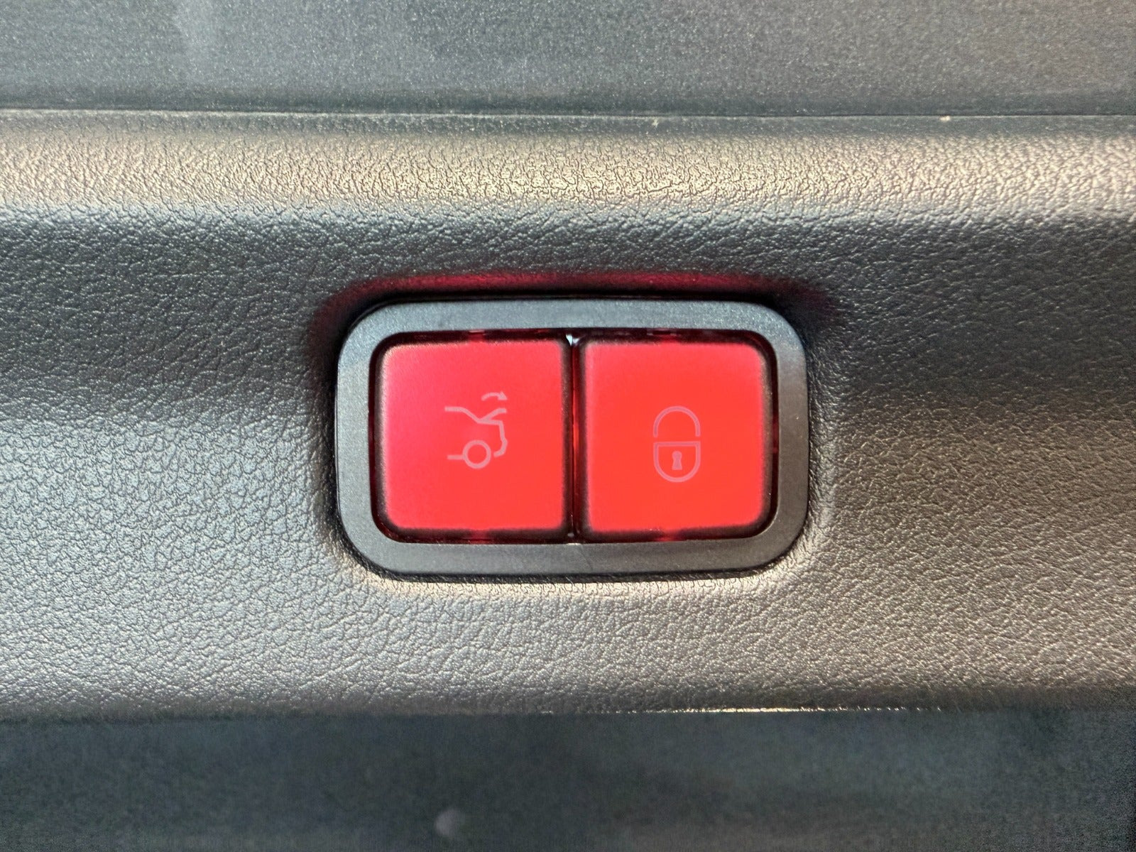Grå Mercedes EQE300 fra 2024