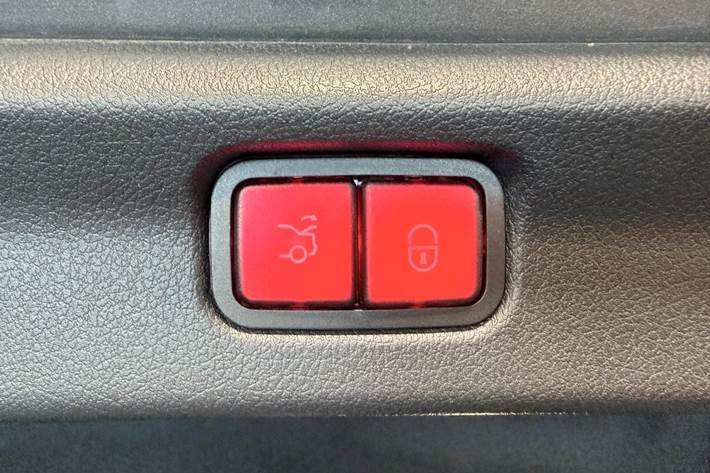 Grå Mercedes EQE300 fra 2024