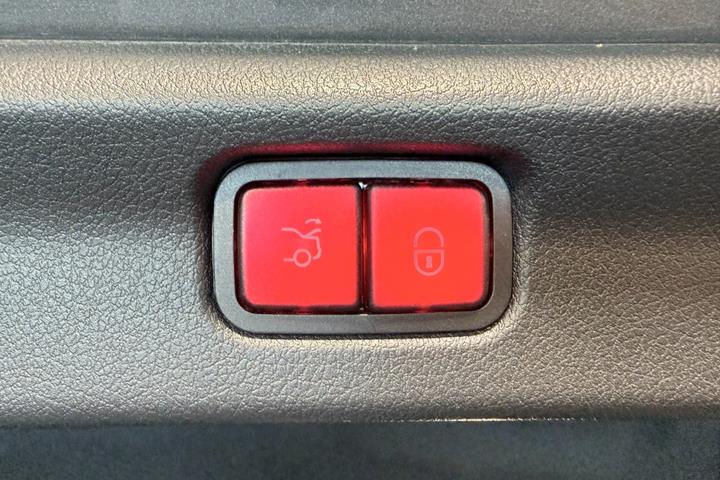 Grå Mercedes EQE300 fra 2024