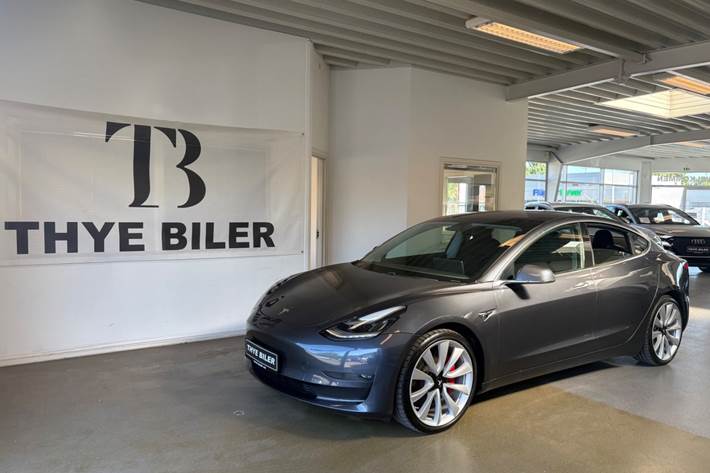 Grå Tesla Model 3 fra 2019 set udefra