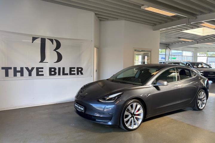 Grå Tesla Model 3 fra 2019 set udefra