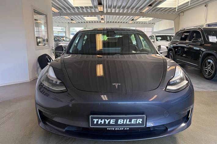 Grå Tesla Model 3 fra 2019