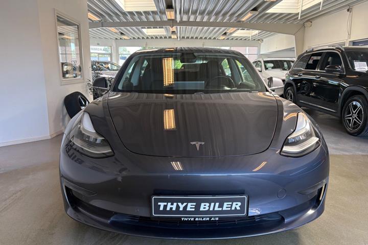 Grå Tesla Model 3 fra 2019