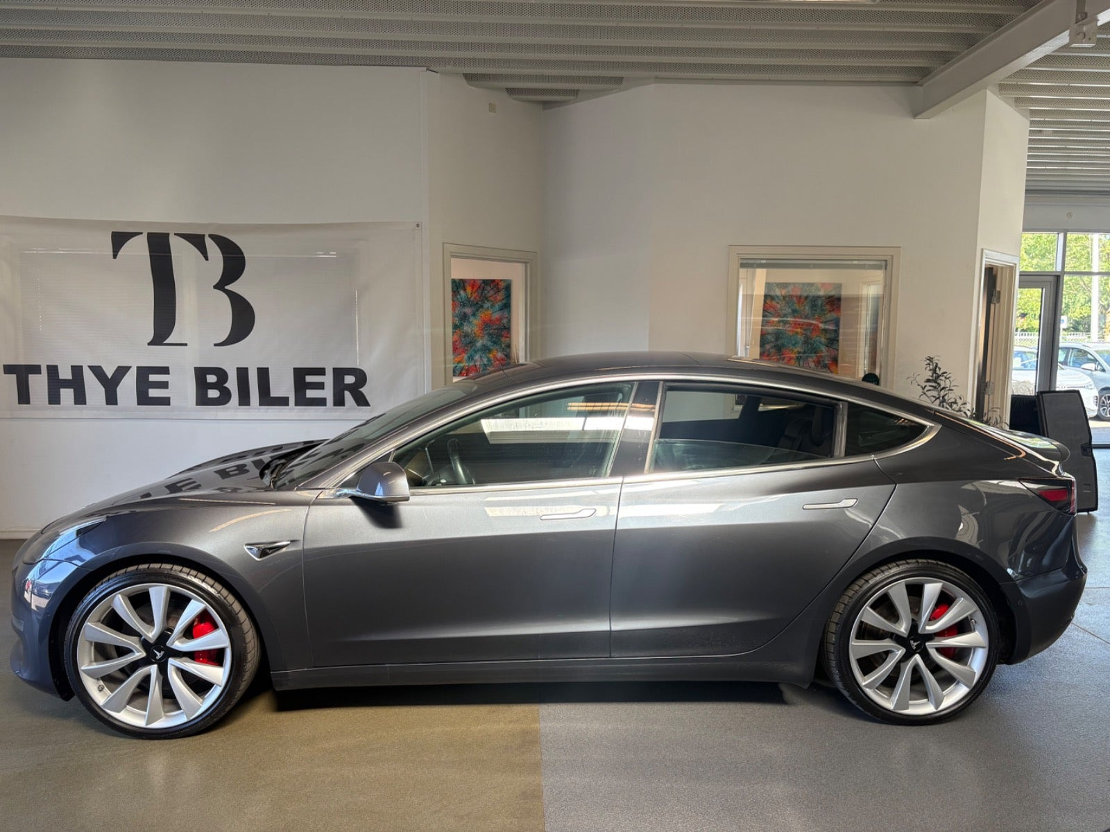 Grå Tesla Model 3 fra 2019