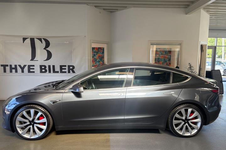 Grå Tesla Model 3 fra 2019