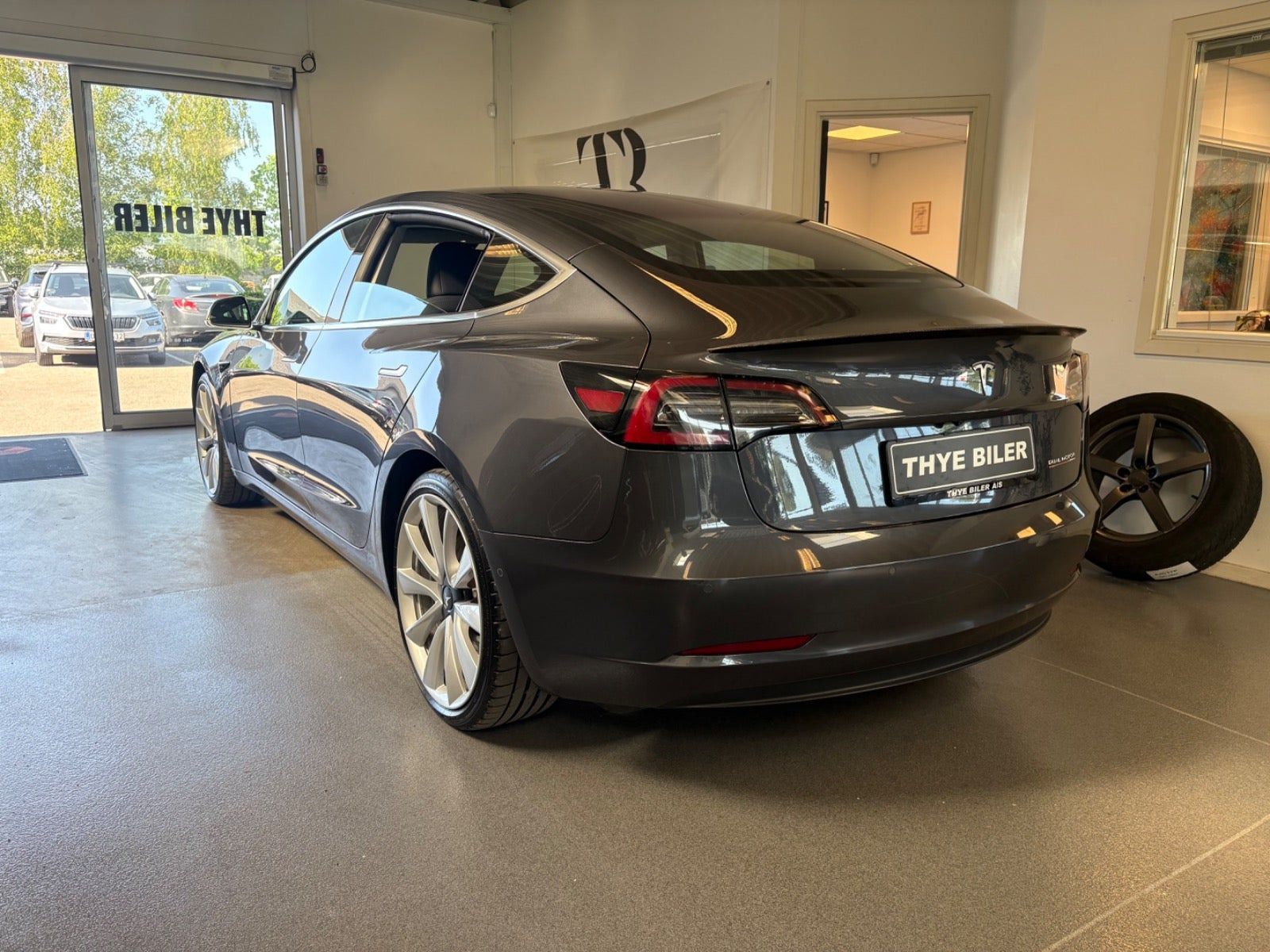 Grå Tesla Model 3 fra 2019