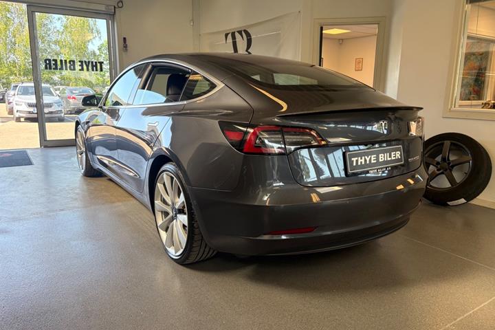 Grå Tesla Model 3 fra 2019