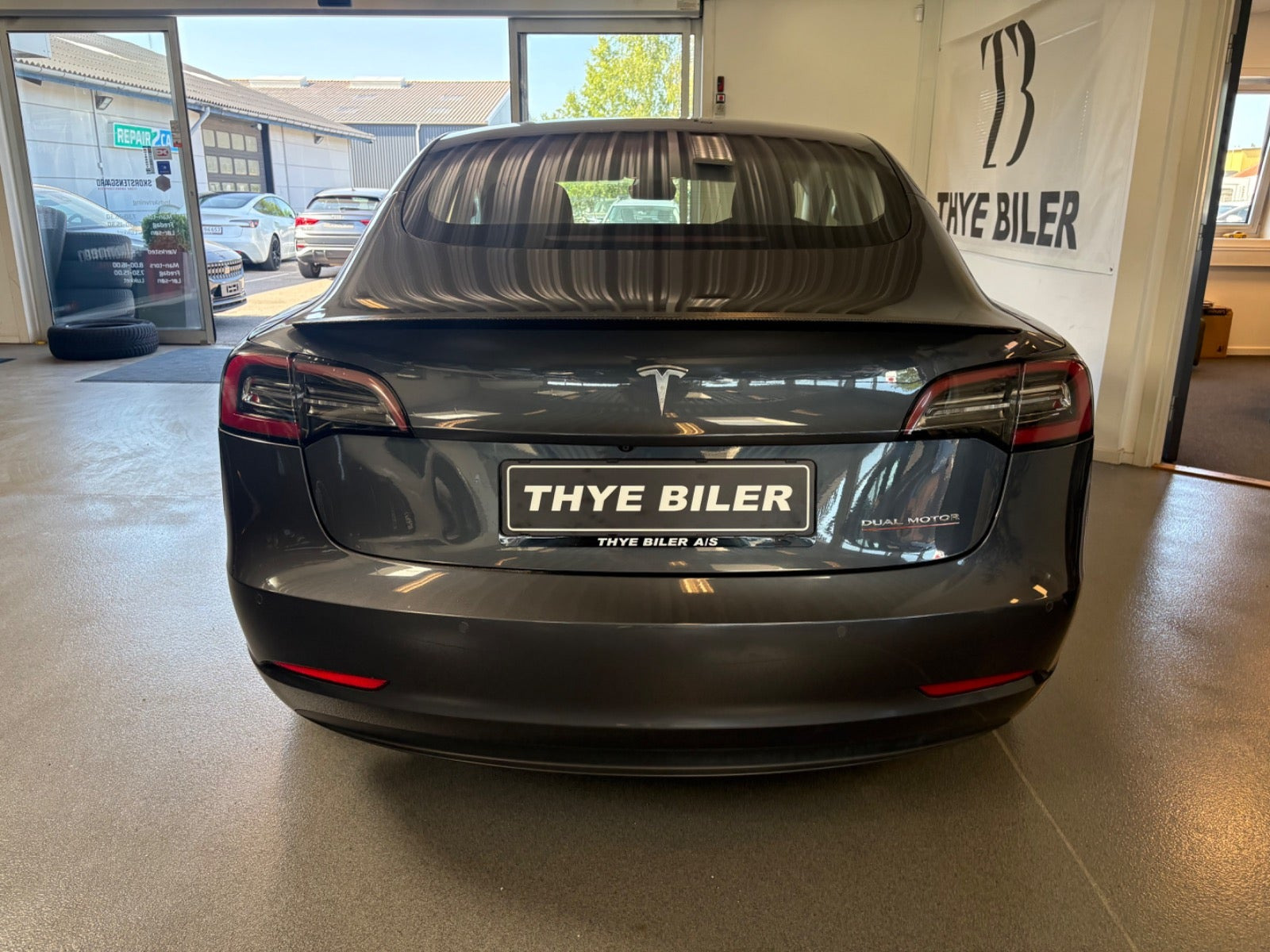 Grå Tesla Model 3 fra 2019