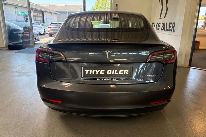 Grå Tesla Model 3 fra 2019