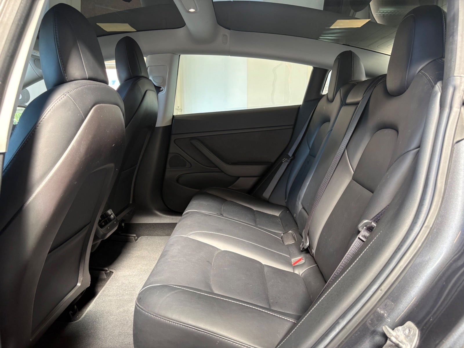 Grå Tesla Model 3 fra 2019