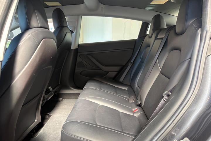 Grå Tesla Model 3 fra 2019