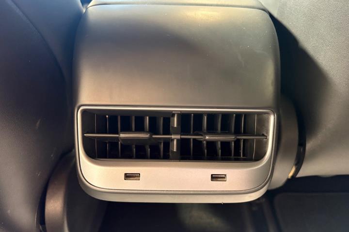 Grå Tesla Model 3 fra 2019