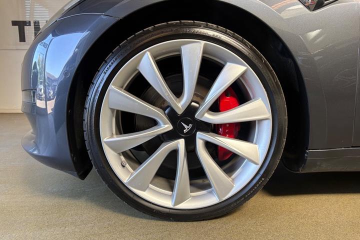 Grå Tesla Model 3 fra 2019