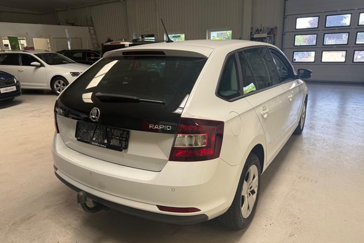 Hvid Skoda Rapid fra 2017