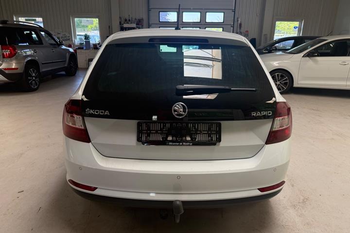 Hvid Skoda Rapid fra 2017