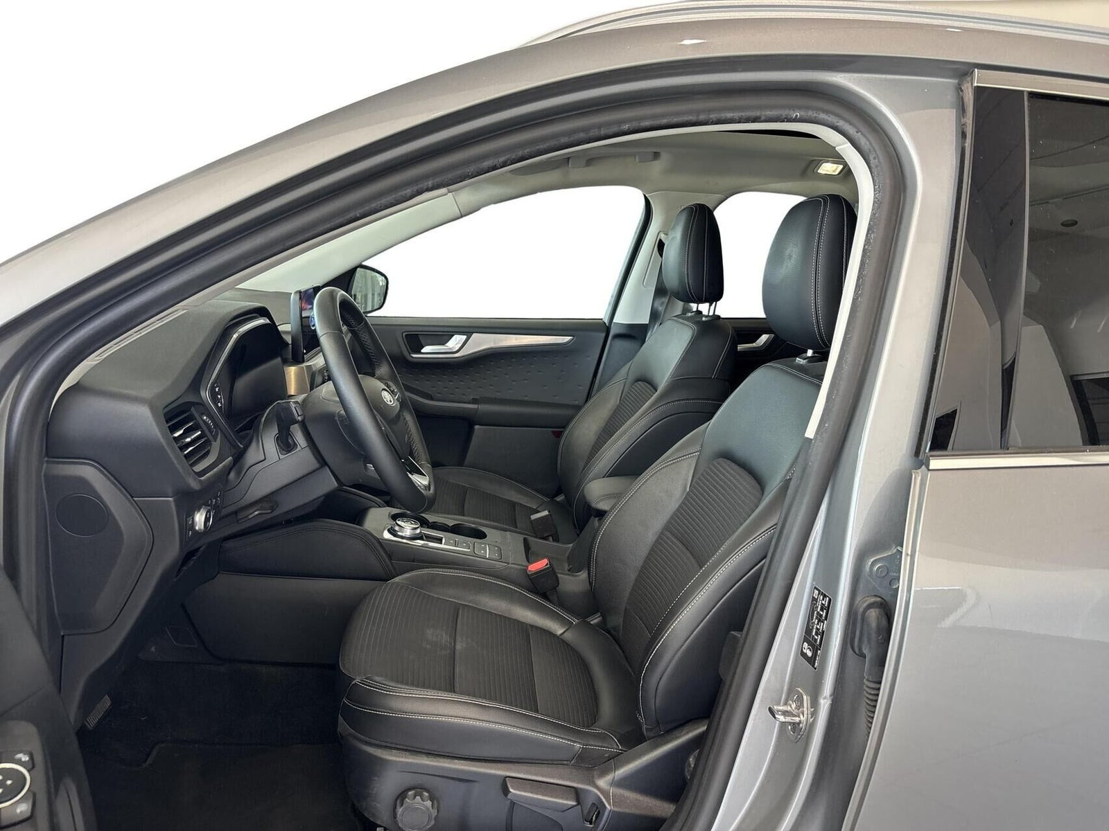 Grå Ford Kuga fra 2020
