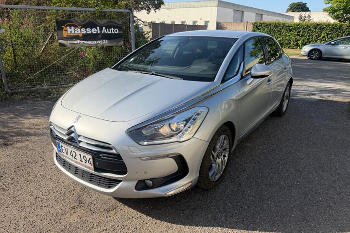 Grøn Citroën DS5 fra 2015 set udefra